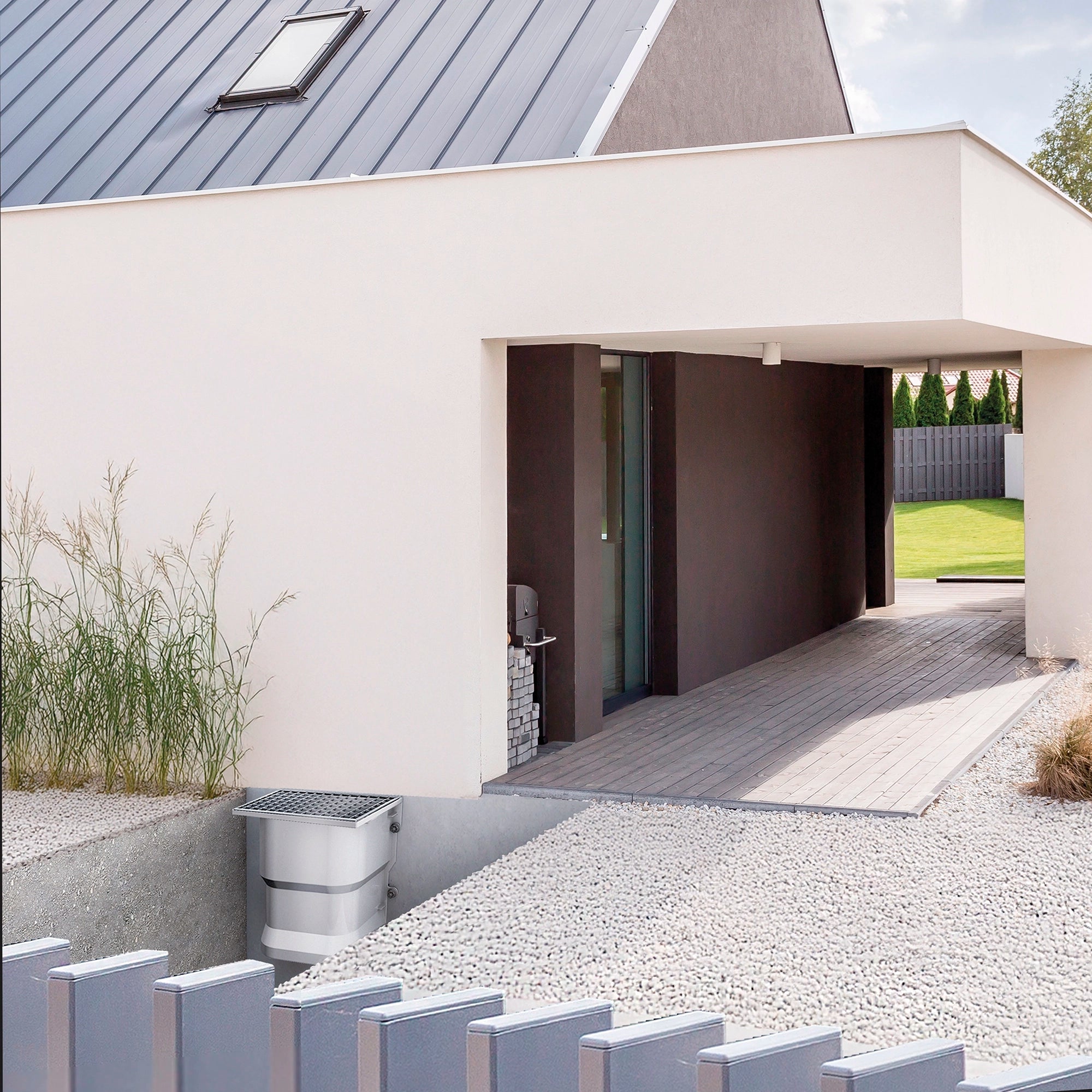Courette d’aération SMC installée – solution durable et efficace pour ventiler et assainir naturellement les sous-sols humides.