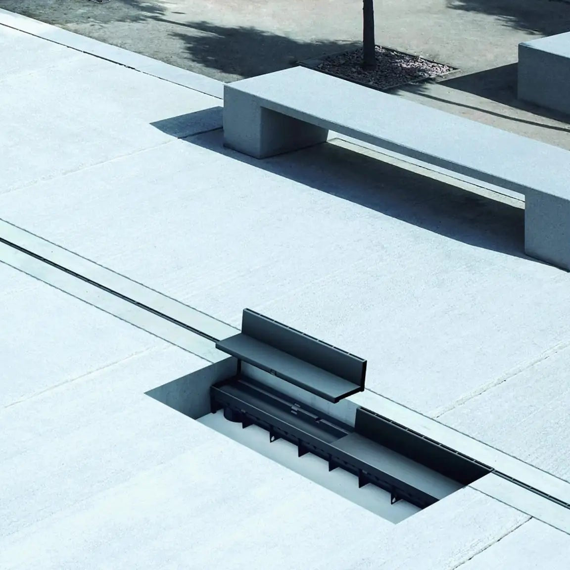 Caniveau MEAPARK avec grille E-blade – système de drainage haut de gamme alliant performance d’évacuation des eaux pluviales et design discret pour environnements extérieurs exigeants.