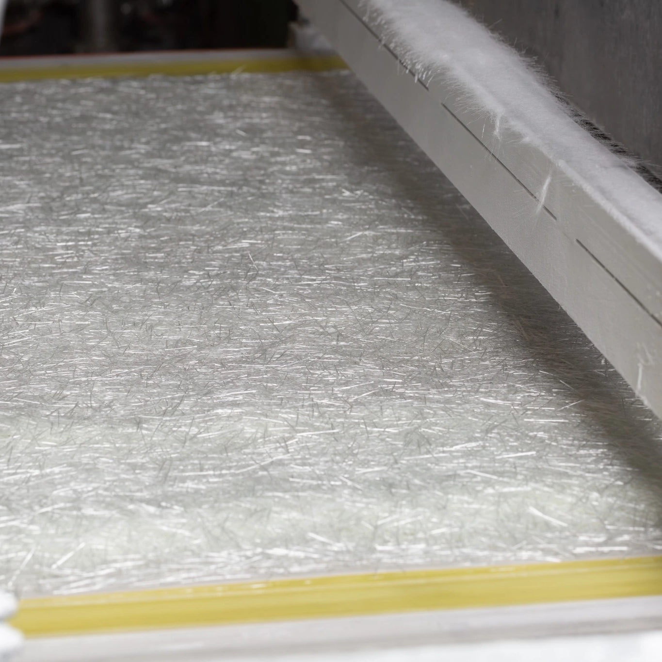 Fibre de verre utilisée dans le matériau composite SMC (Sheet Moulding Compound) – composant essentiel pour garantir résistance et durabilité des produits YOODOO.