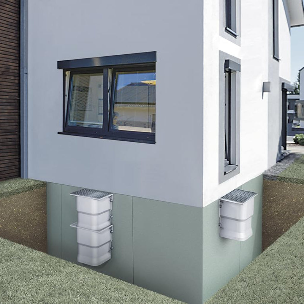 Deux courettes d’aération SMC installées – solution durable et efficace pour ventiler et assainir naturellement les sous-sols humides.