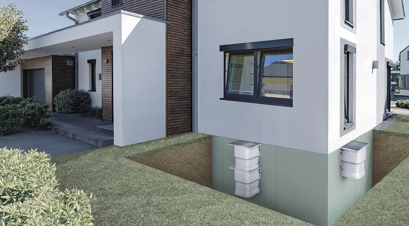 Deux courettes d’aération SMC installées – solution durable et efficace pour ventiler et assainir naturellement les sous-sols humides.