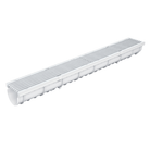 Caniveau design en SMC DECOLINE avec grille longitudinale en plastique recyclé grise. Classe de charge A15, norme PMR - Résiste au gel, au sel et produits chimiques. Adapté pour terrasse, jardin, entre de bâtiment et piscine.