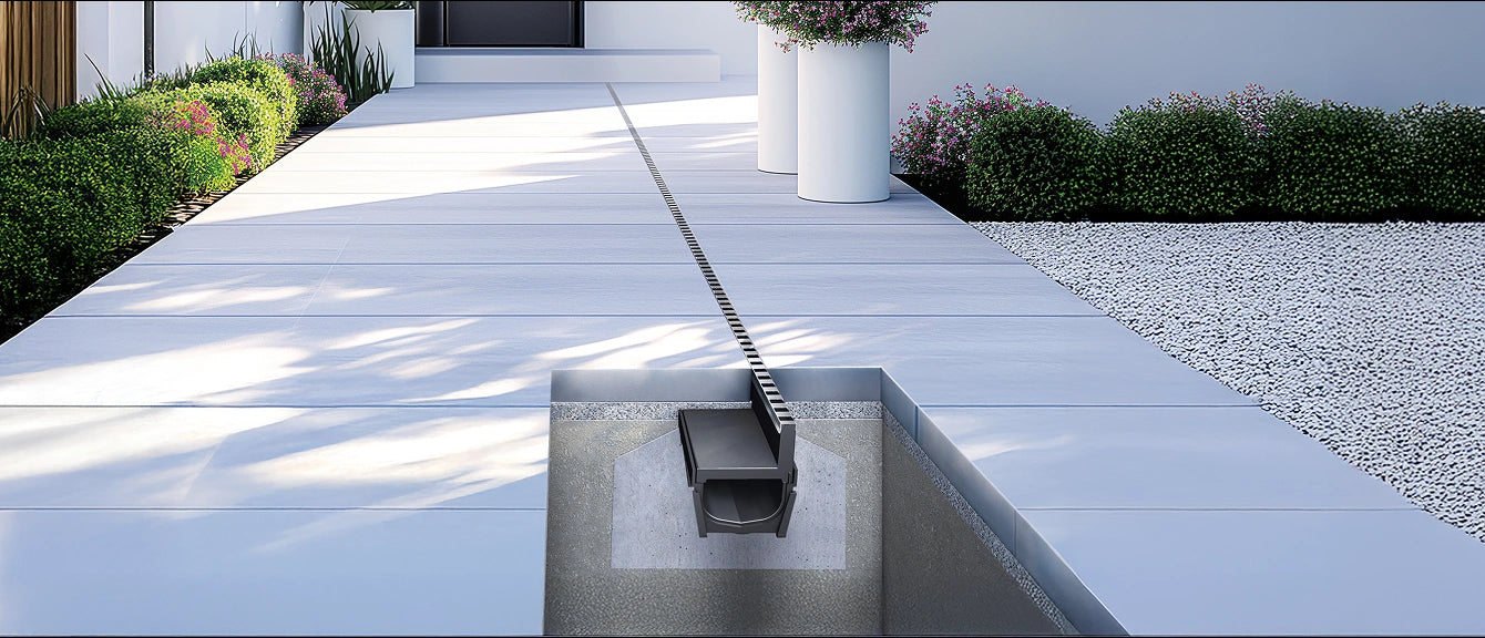 Caniveau MEAPARK TS Blade installé dans une terrasse moderne, illustrant son design épuré et son système d’évacuation innovant.