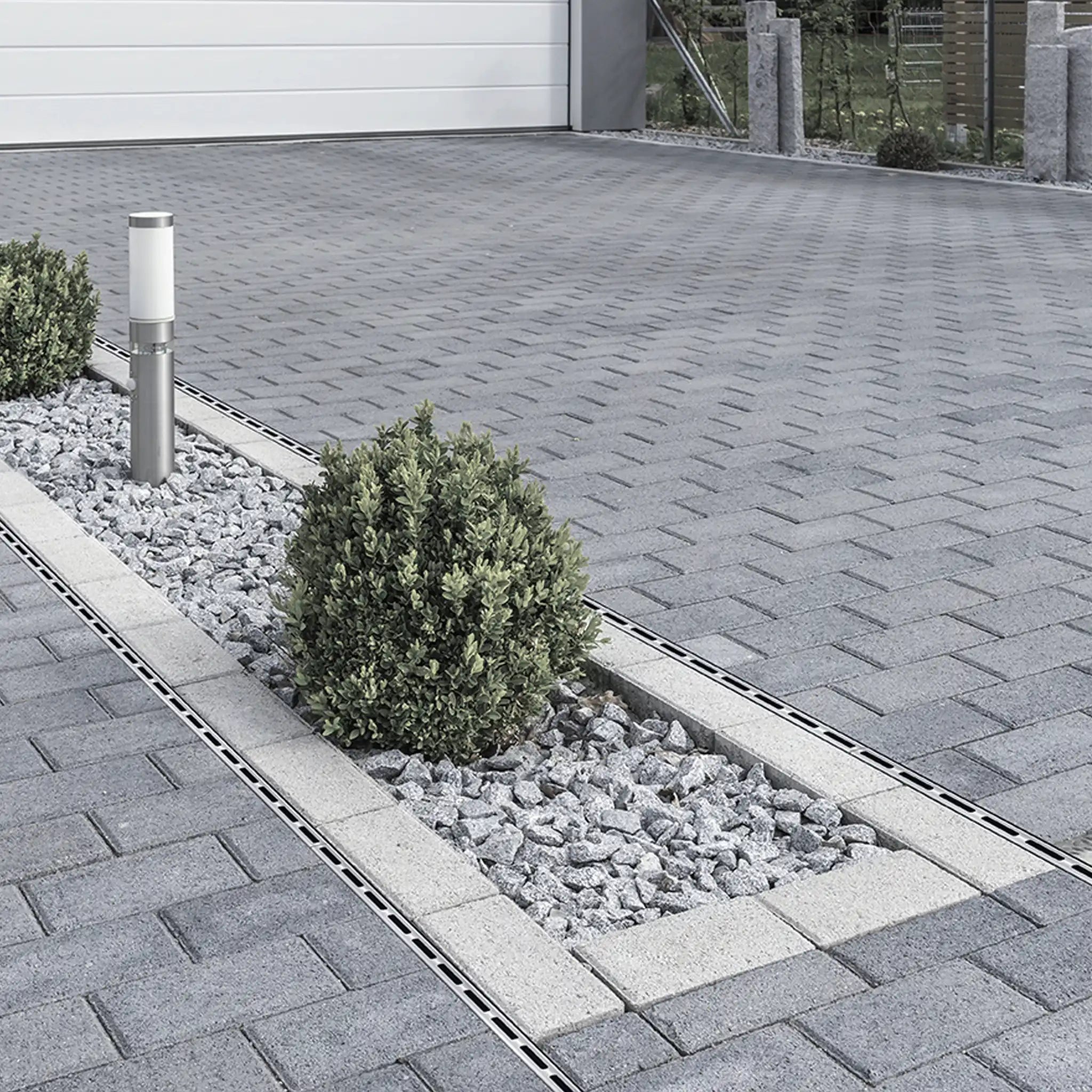 Caniveau MEAPARK avec grille E-blade R – système de drainage haut de gamme alliant performance d’évacuation des eaux pluviales et design discret pour environnements extérieurs exigeants.