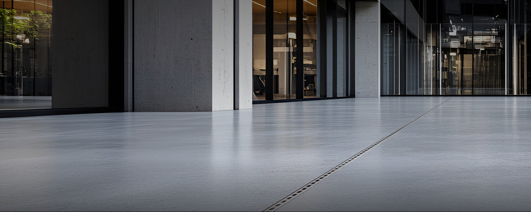 Les couvertures inox E-Blade, installées sur les caniveaux MEAPARK à fente, offrent une finition haut de gamme, un drainage performant et une esthétique minimaliste.