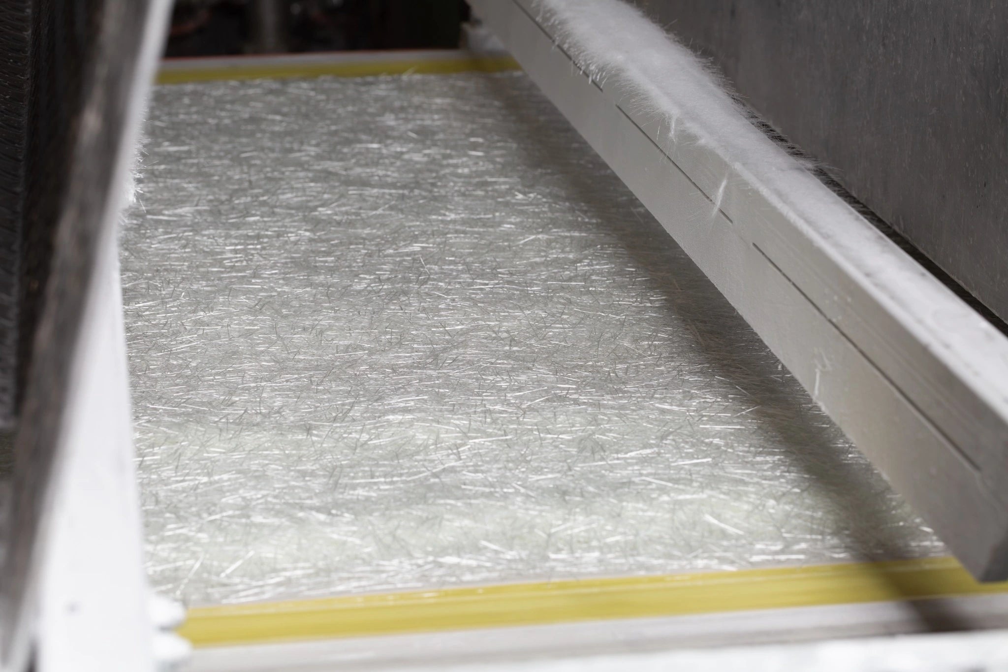 Fibre de verre utilisée dans le matériau composite SMC (Sheet Moulding Compound) – composant essentiel pour garantir résistance et durabilité des produits YOODOO.